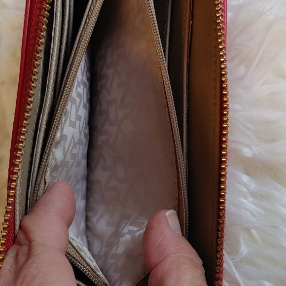 💚LARGE DKNY LEATHER WALLET - Picture 11 of 14